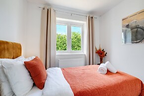Sharp Close 4 Bedroom 2 Bath - Aylesbury