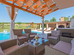 Villa Maria With Outdoor Pool