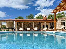 Villa Maria With Outdoor Pool