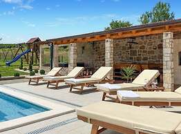 Villa Maria With Outdoor Pool