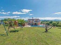 Villa Maria With Outdoor Pool