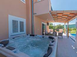 Villa Maria With Outdoor Pool
