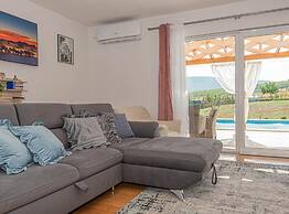 Villa Maria With Outdoor Pool