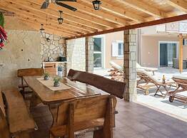 Villa Maria With Outdoor Pool
