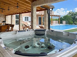Villa Maria With Outdoor Pool