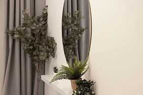 Burj Crown Lux Apartment by Dubai Mall