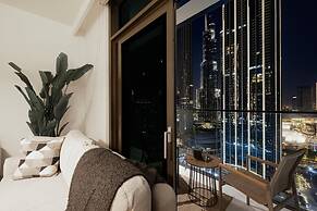 Burj Crown Lux Apartment by Dubai Mall