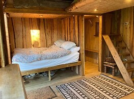 Treehouse Cabin Wilderness Escape