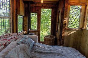 Treehouse Cabin Wilderness Escape