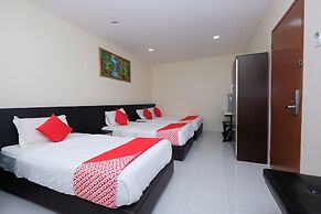 OYO 1104 Q Hotel