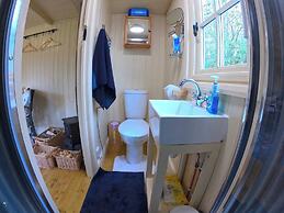 Haslemere - Cabin - Sleeps 2 - Parking - Garden