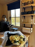 Haslemere - Cabin - Sleeps 2 - Parking - Garden