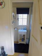Haslemere - Cabin - Sleeps 2 - Parking - Garden