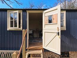 Haslemere - Cabin - Sleeps 2 - Parking - Garden