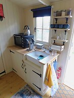 Haslemere - Cabin - Sleeps 2 - Parking - Garden