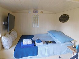 Haslemere - Cabin - Sleeps 2 - Parking - Garden