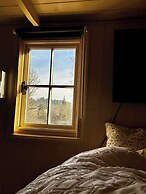Haslemere - Cabin - Sleeps 2 - Parking - Garden