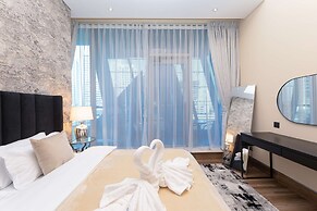 LUX Waterfront 1BR Near B.khalifa