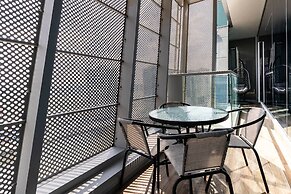 LUX Waterfront 1BR Near B.khalifa