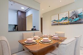 Stunning Corner Suite Canal View