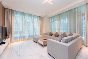 Stunning Corner Suite Canal View