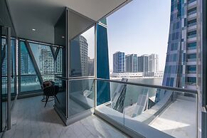 Stunning Corner Suite Canal View