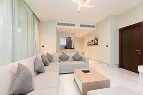 Stunning Corner Suite Canal View