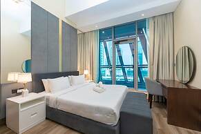 Stunning Corner Suite Canal View