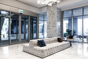 Stunning Corner Suite Canal View
