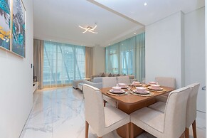 Stunning Corner Suite Canal View