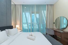 Stunning Corner Suite Canal View