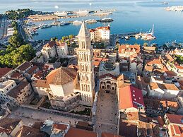 Elegant APT 5 min walk from Split center