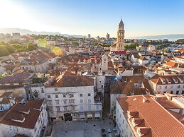Elegant APT 5 min walk from Split center
