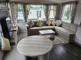 Beverley bay 2-bed Caravan, Sleeps 6, Pet Friendly