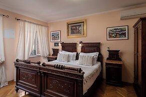 Antaeus Old Town Residence