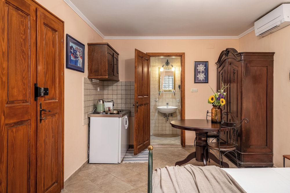 Antaeus Old Town Residence