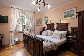 Antaeus Old Town Residence
