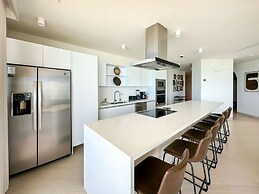 5BR Beachfront Luxury Condo