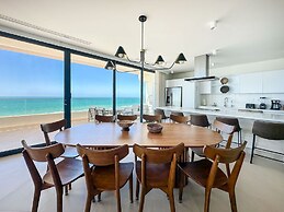 5BR Beachfront Luxury Condo