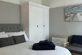 4 bed Studio in Rhyl With Parking - Close to Beach