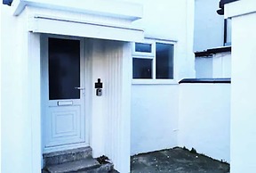 4 bed Studio in Rhyl With Parking - Close to Beach