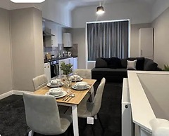 4 bed Studio in Rhyl With Parking - Close to Beach