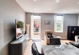Stylish & Modern 2BR Flat