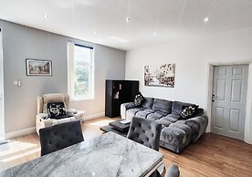 Stylish & Modern 2BR Flat