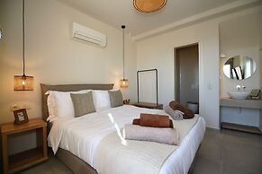 Santorini - Villa - Sleeps 4 - Pool - Parking