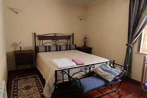 2Br Serra da Estrela Escape-cheese & Wine, Parking