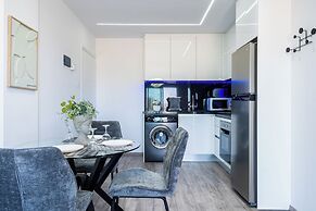 Olympus Stylish 2-BR Apt in Larnaca