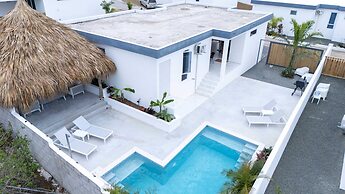 NEW Tropical Getaway With BBQ Pool
