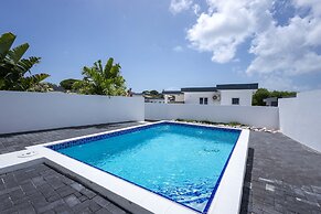 NEW Tropical Getaway With BBQ Pool