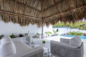 NEW Tropical Getaway With BBQ Pool